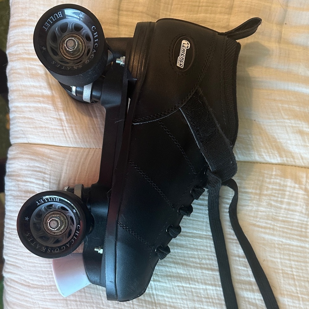 Men’s Size 8 Almost Brand New Chicago Black Roller Skates